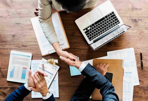 No estás solo: un mentor te ayuda a decidir con claridad cuando más lo necesitas.